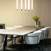 Vergadertafel met huiselijke vergaderstoelen