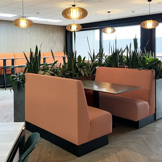Kantine inrichting met treinbanken