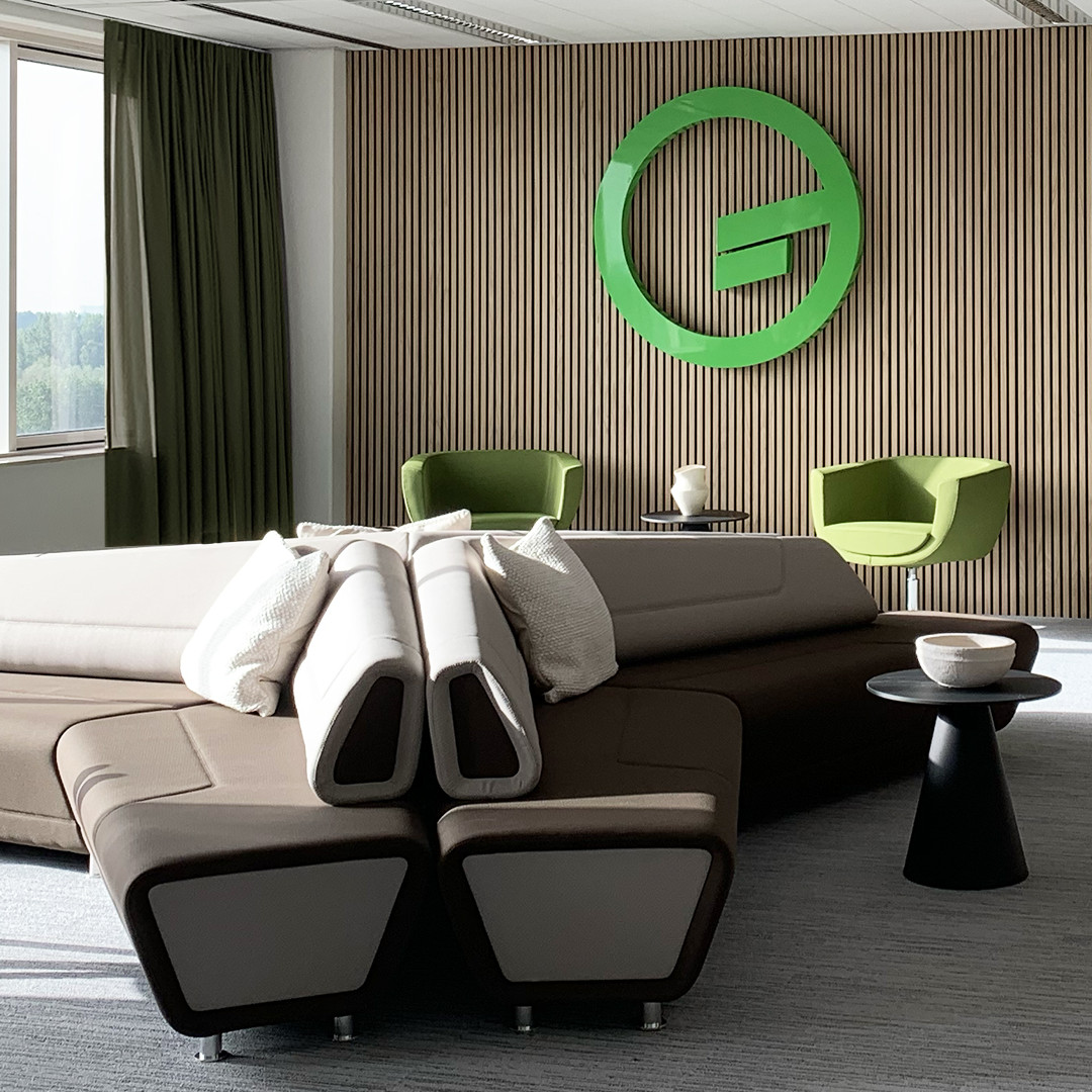 Design wachtkamer inrichting met bruine banken