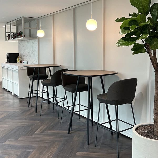 Koffiecorner met bartafel en krukken