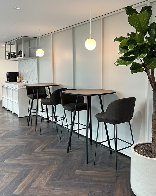 Koffiecorner met bartafel en krukken