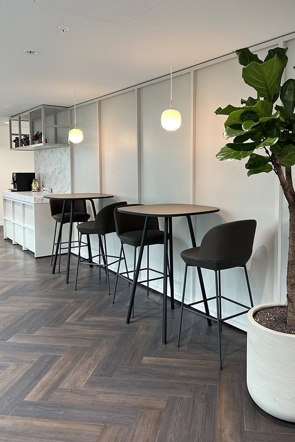 Koffiecorner met bartafel en krukken