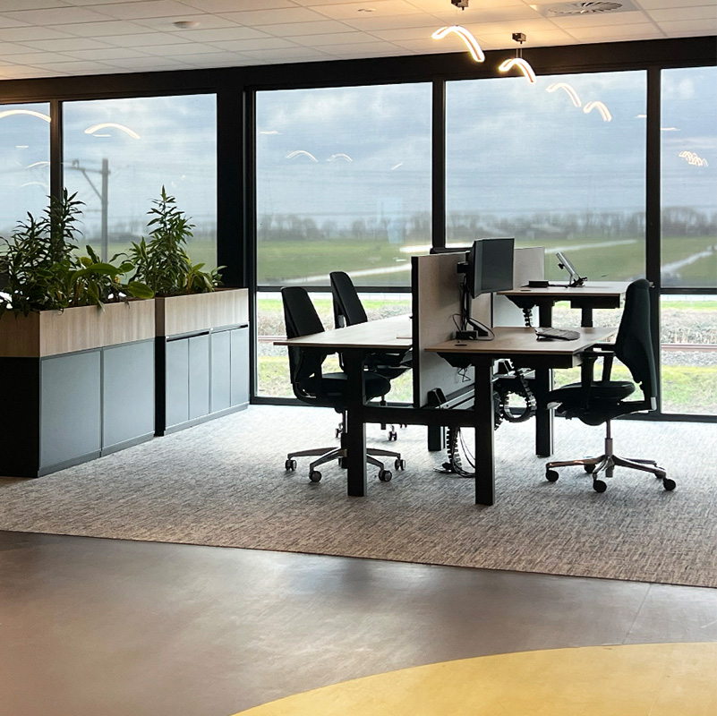 2 duo dench bureau in een modere setting, met grasland op de achtergrond