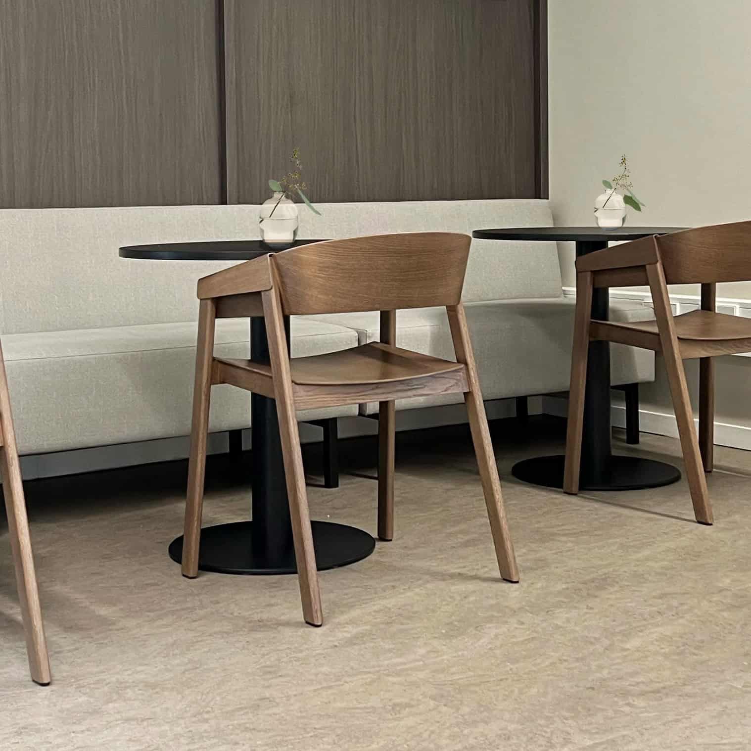 Kantine inrichting houten stoelen 20 wrh 7 uai