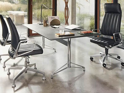 Directie inrichting met lederen stoelen