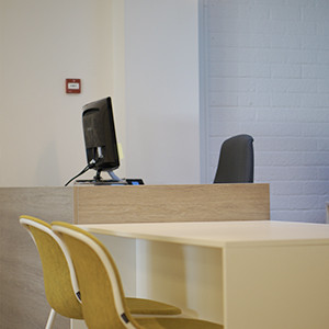 Maatwerk balie met wachtkamerstoelen