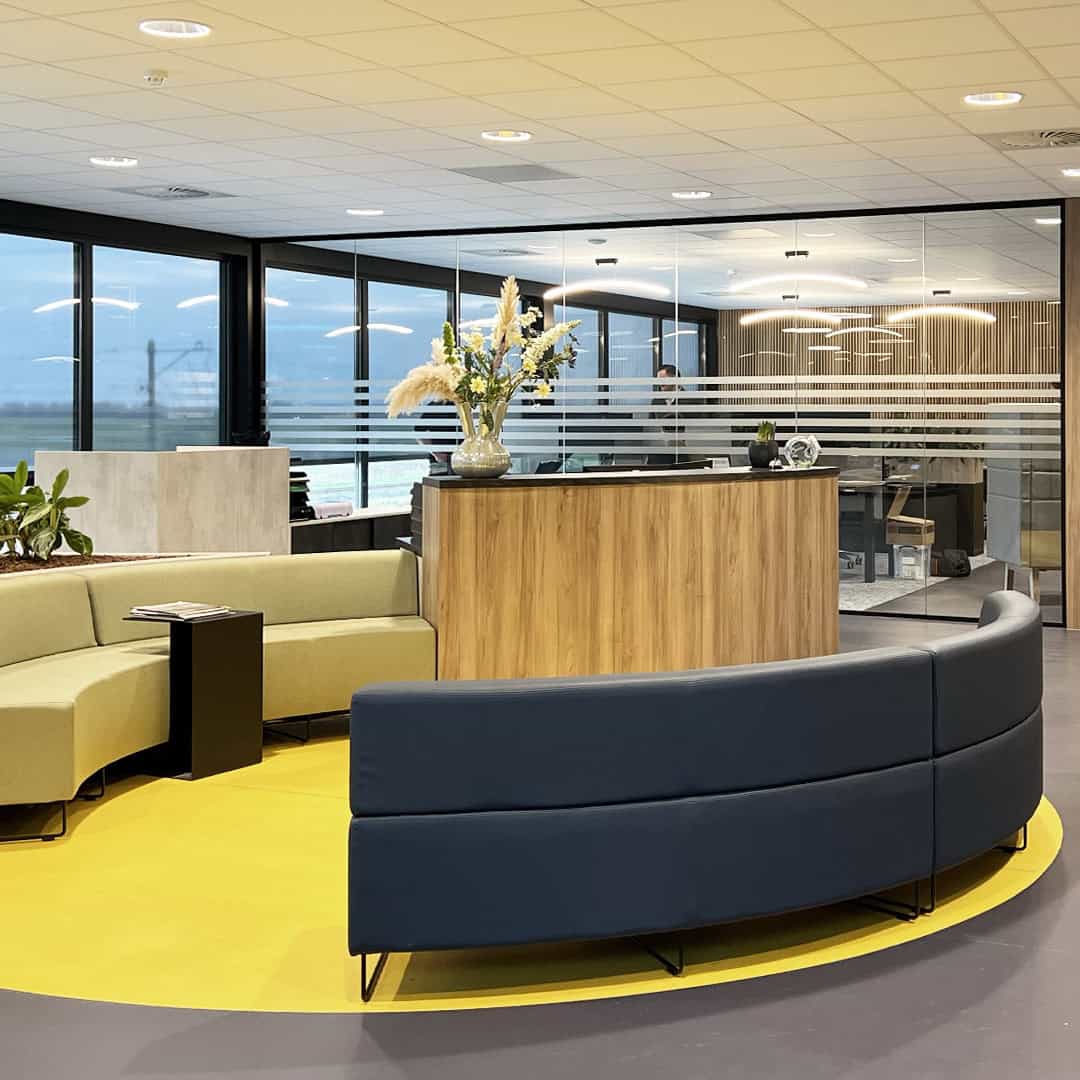 ontvangstruimte ronde banken uai