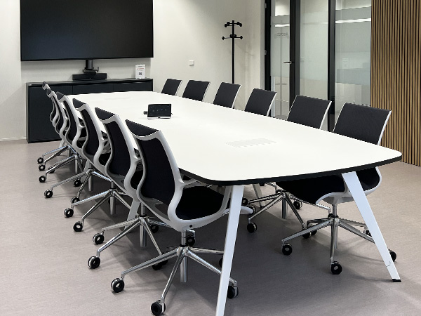 vergadertafel schuine poten