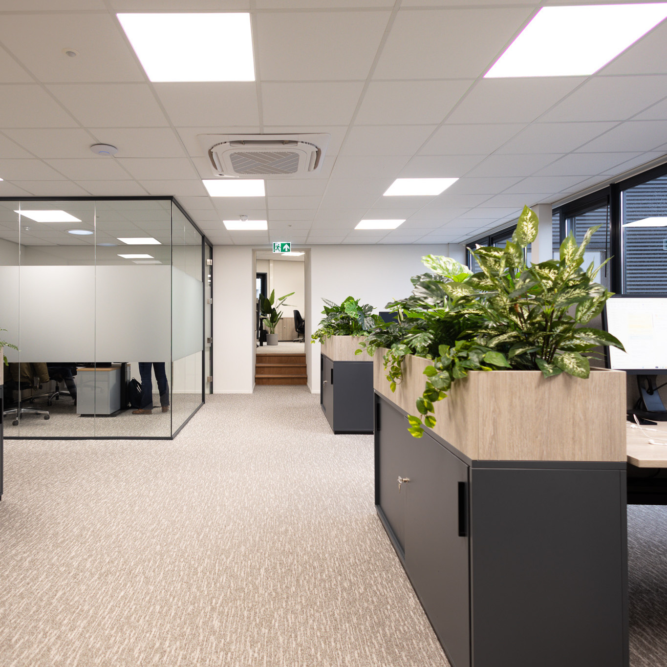 Modern kantoorinrichting met kasten en plantenbakken